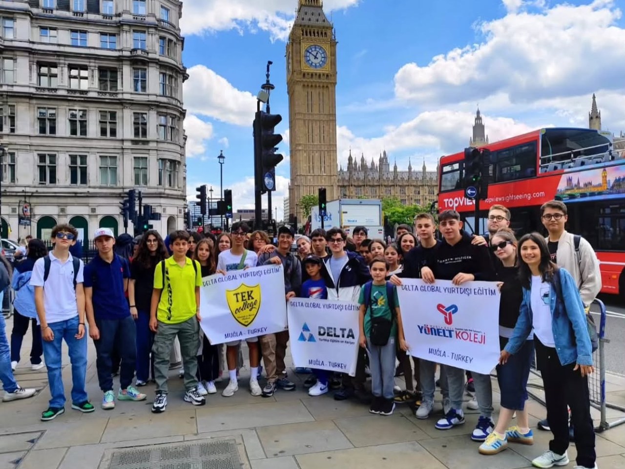 Delta Global öğrencileri Londra'da Big Ben ve Parlamento binası önünde toplu fotoğraf